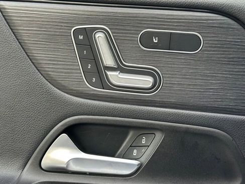 Used 2021 Mercedes-Benz GLB 250 4MATIC image 9