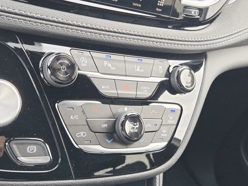 New 2026 Chrysler Pacifica Limited image 29