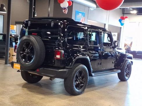 Used 2022 Jeep Wrangler Unlimited Sahara AWD/4WD image 6