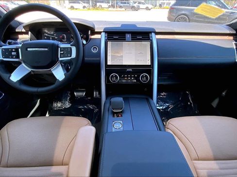 Used 2025 Land Rover Discovery Dynamic SE AWD/4WD image 14