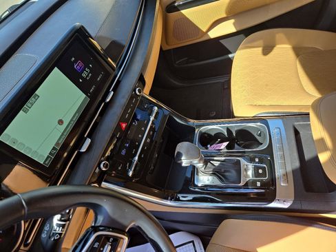 Used 2022 Kia Carnival EX FWD image 26
