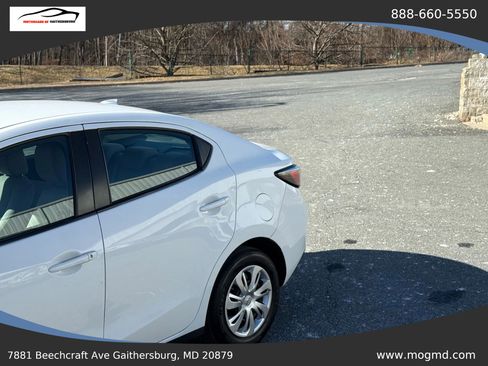 Used 2019 Toyota Yaris L image 3