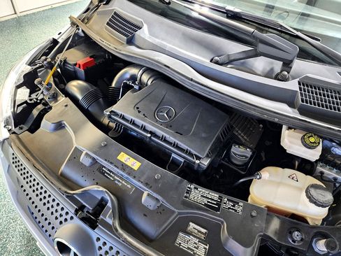 Used 2018 Mercedes-Benz Metris Passenger image 40