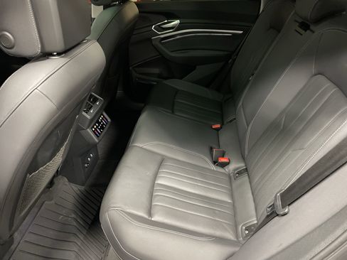 Used 2022 Audi e-tron Premium Plus w/ Premium Plus Package image 32