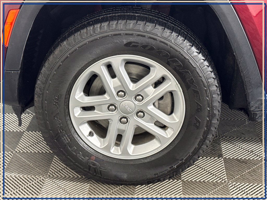 Used 2023 Jeep Grand Cherokee Laredo AWD/4WD image 14
