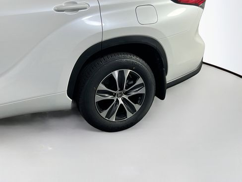 Used 2023 Toyota Highlander XLE image 30
