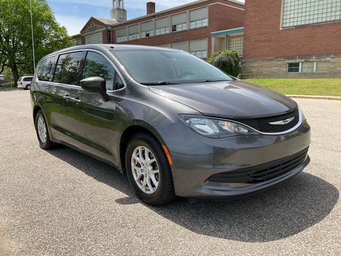 Used 2018 Chrysler Pacifica LX FWD image 3