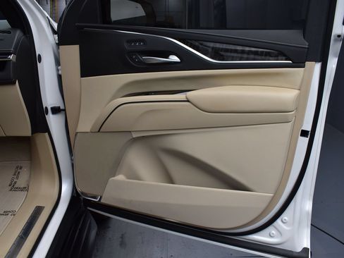 Used 2024 Cadillac Escalade Premium Luxury AWD/4WD image 16