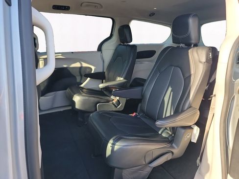 Used 2024 Chrysler Pacifica Touring-L FWD image 13