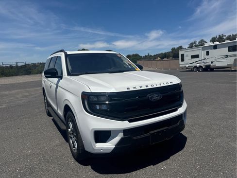 Used 2025 Ford Expedition Active AWD/4WD image 3