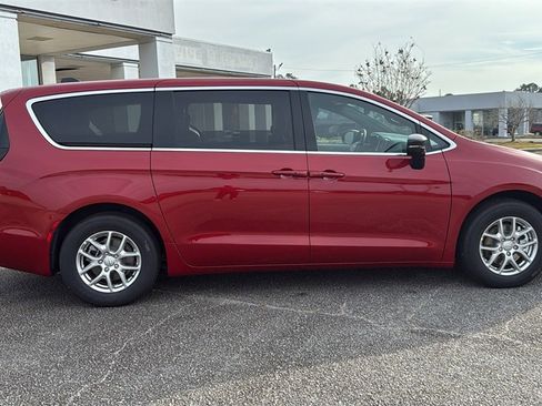 New 2026 Chrysler Pacifica Select image 9