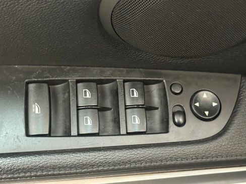 Used 2010 BMW 335i Convertible image 27