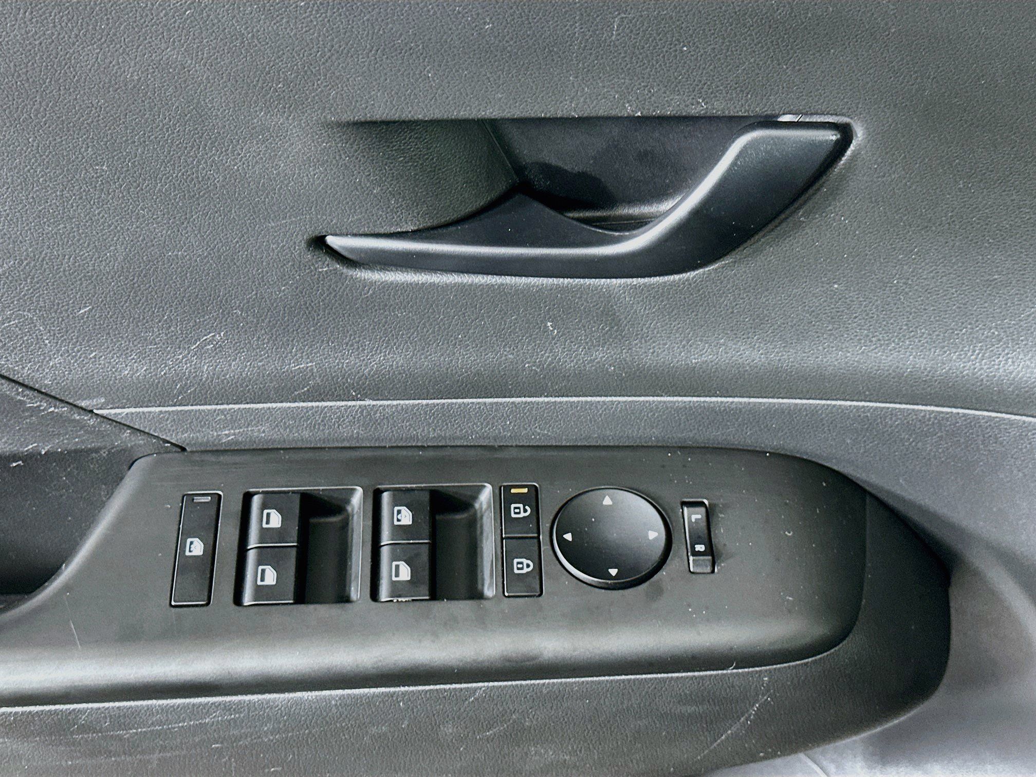 Used 2025 Hyundai Kona SEL FWD image 15