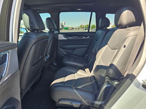 Used 2022 Cadillac XT6 Premium Luxury w/ Technology Package FWD image 17