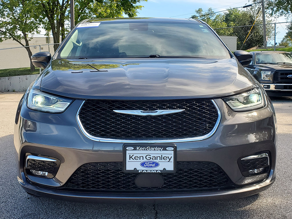 Used 2023 Chrysler Pacifica Touring-L FWD image 2
