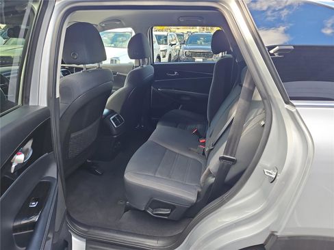 Used 2019 Kia Sorento LX image 26