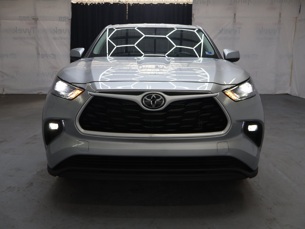 Used 2024 Toyota Highlander LE FWD image 2