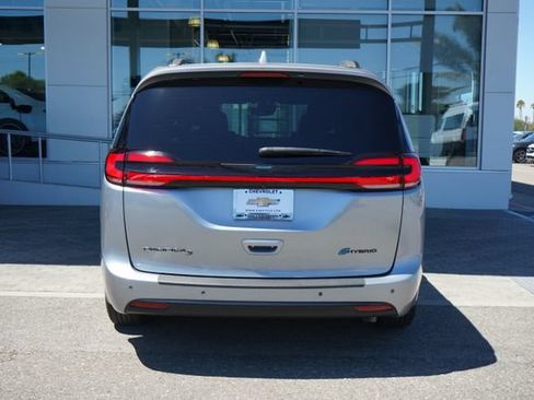 Used 2021 Chrysler Pacifica Limited w/ Uconnect Theater Family Group FWD image 7