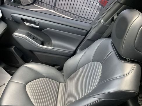Used 2022 Toyota Highlander XSE image 31