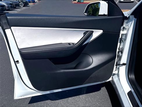 Used 2021 Tesla Model Y Long Range AWD/4WD image 20