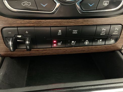 Used 2018 RAM 1500 Laramie w/ Convenience Group AWD/4WD image 4