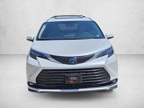 Used 2025 Toyota Sienna XLE FWD image 2