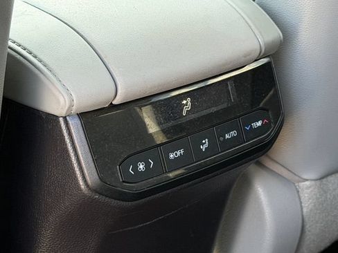 Used 2021 Toyota Highlander XLE FWD image 18
