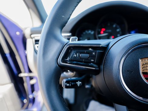 Certified 2025 Porsche Macan image 17