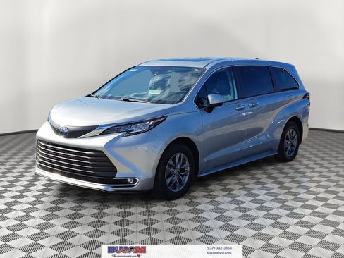 Used 2021 Toyota Sienna XLE image 2