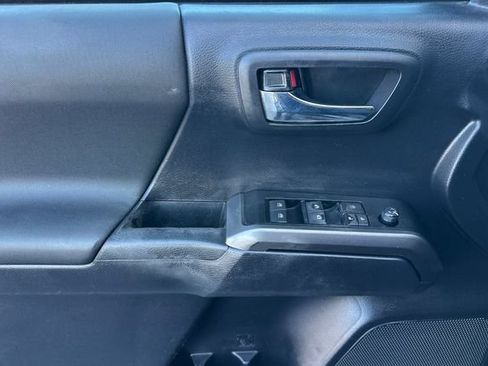 Used 2021 Toyota Tacoma TRD Sport w/ Technology Package image 12