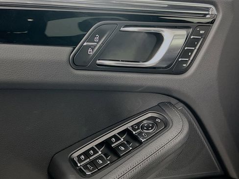 Certified 2025 Porsche Macan AWD/4WD image 20