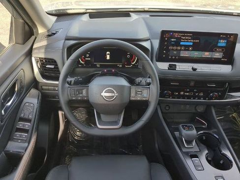 Certified 2025 Nissan Rogue SL w/ Tech Package FWD image 16