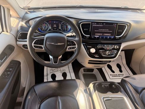 Used 2023 Chrysler Pacifica Touring-L FWD image 13
