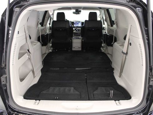 Used 2024 Chrysler Pacifica Touring-L FWD image 14
