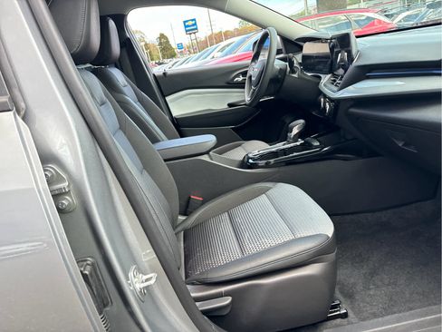 Certified 2025 Chevrolet Trax LT FWD image 19