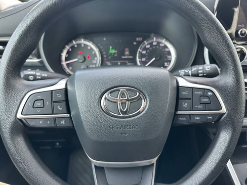 Used 2023 Toyota Highlander L FWD image 13