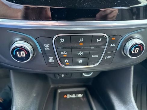 Used 2022 Chevrolet Traverse LT FWD image 23