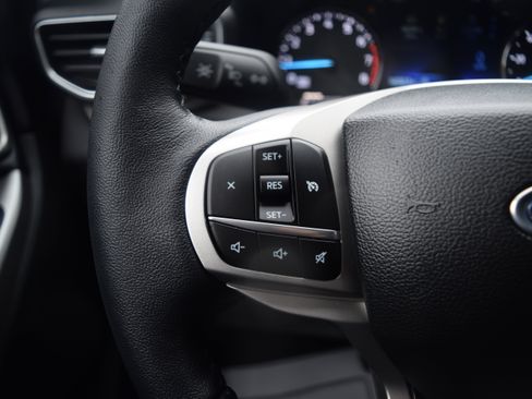 Used 2023 Ford Explorer XLT w/ Equipment Group 202A image 6