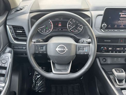 Used 2025 Nissan Rogue SV image 30