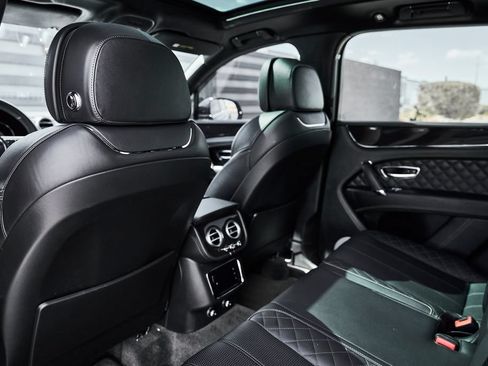 Used 2017 Bentley Bentayga AWD/4WD image 33