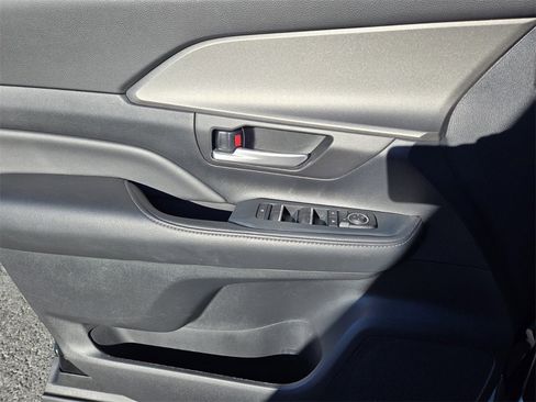 Used 2025 Toyota Grand Highlander AWD image 36