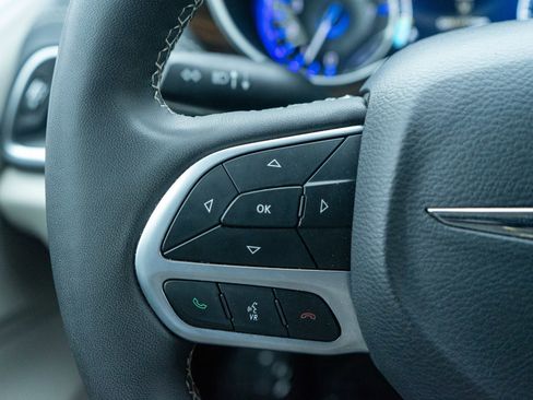 Used 2023 Chrysler Pacifica Limited image 23