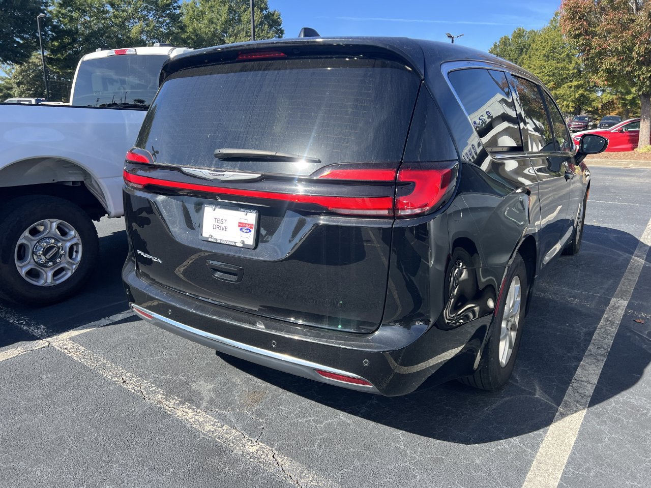Used 2024 Chrysler Pacifica Touring-L FWD image 3