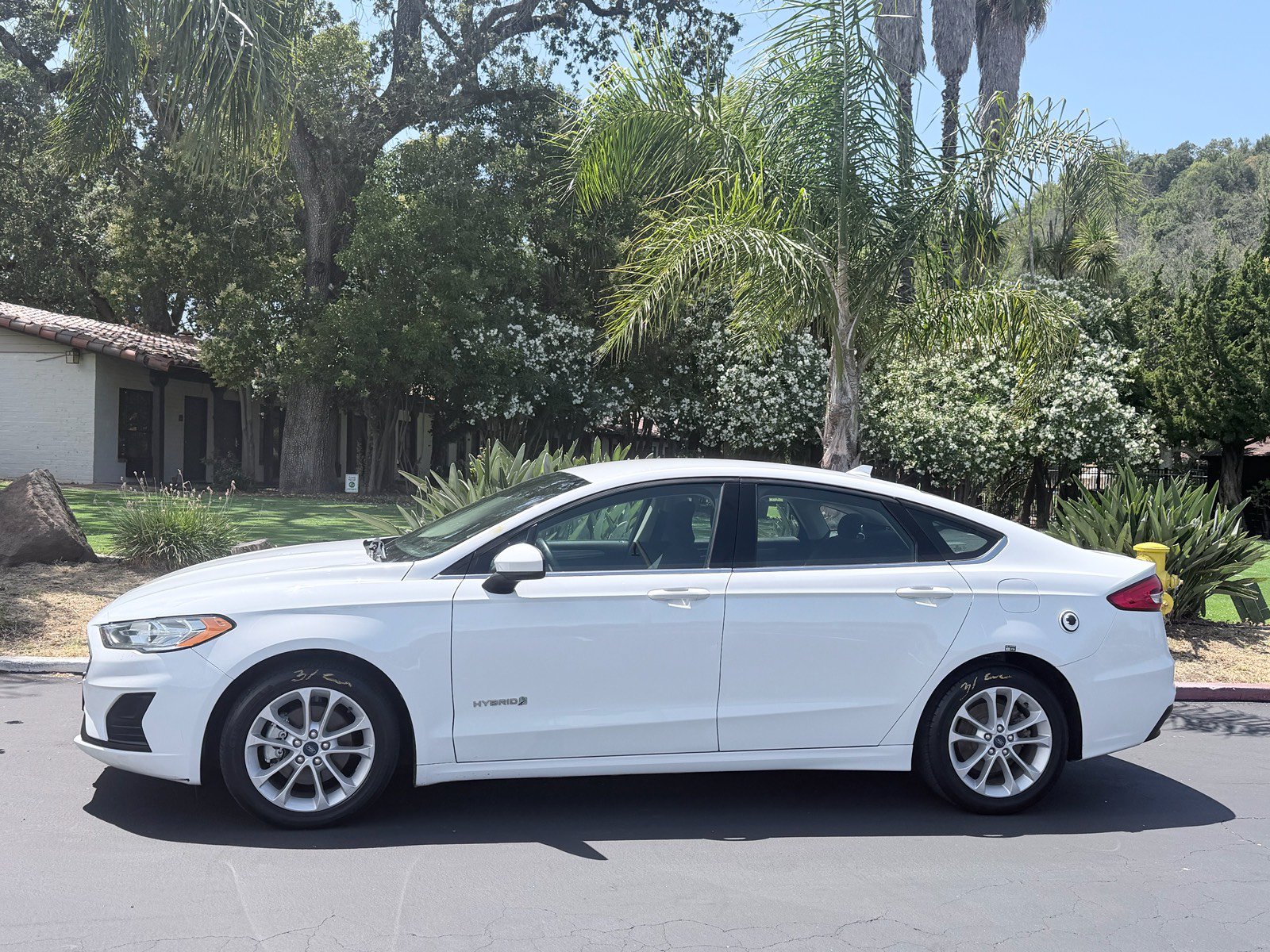 Used 2019 Ford Fusion SE FWD image 2