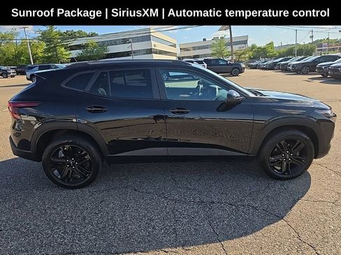 Used 2024 Chevrolet Trax ACTIV w/ Sunroof Package FWD image 2