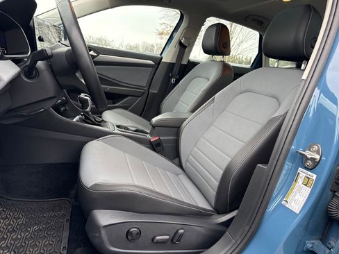 Certified 2025 Volkswagen Jetta SE w/ Sunroof Package image 10