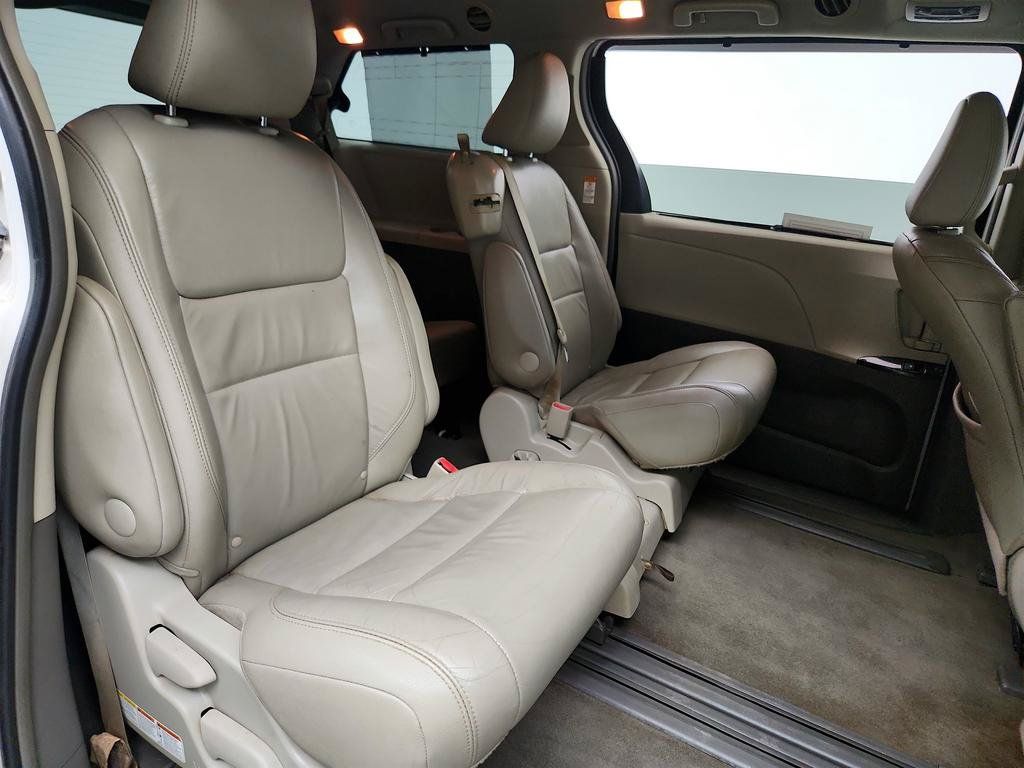 Used 2015 Toyota Sienna XLE FWD image 27