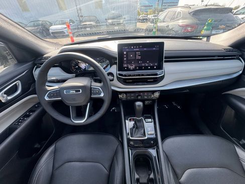 Used 2025 Jeep Compass Limited image 33