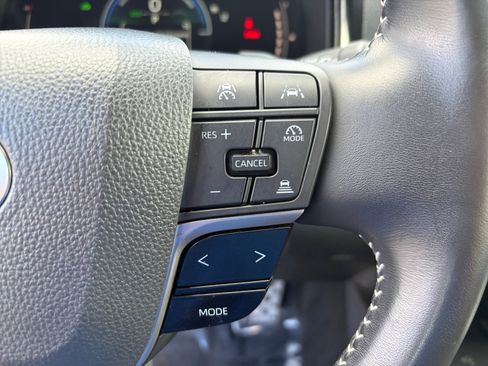 Used 2025 Toyota Camry SE FWD image 15