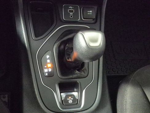Used 2019 Jeep Cherokee Latitude w/ Cold Weather Group FWD image 19